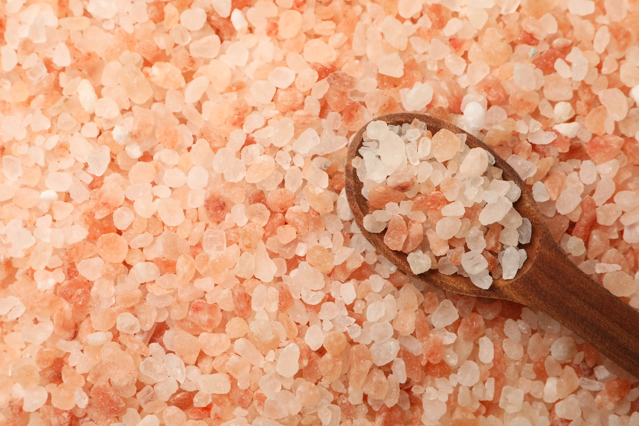 Himalayan pink salt with wooden spoon for premium retail-ready salt supply