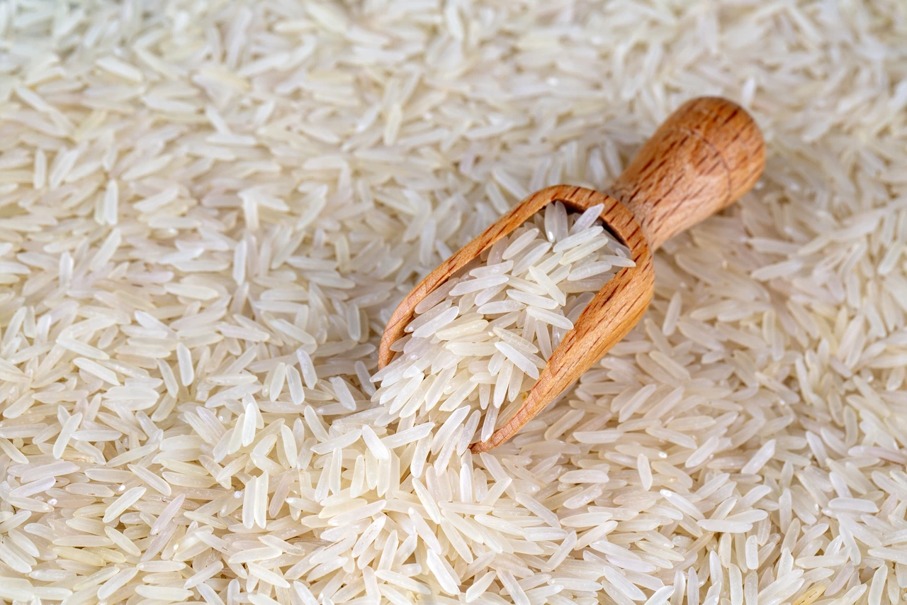 Wooden scoop with white long grain Basmati rice for wholesale 1000MT supply planning