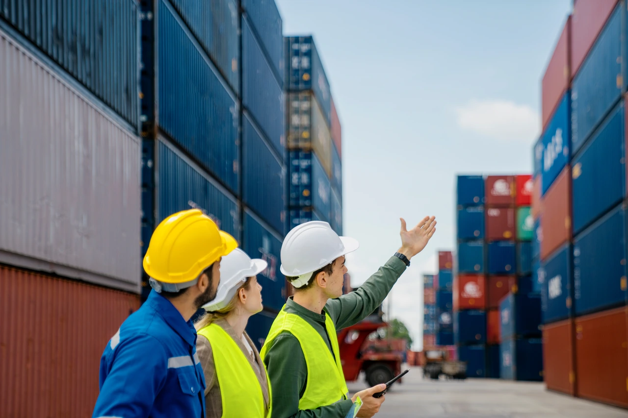 Shipment-yard coordination for Dubai appliance consolidation and export